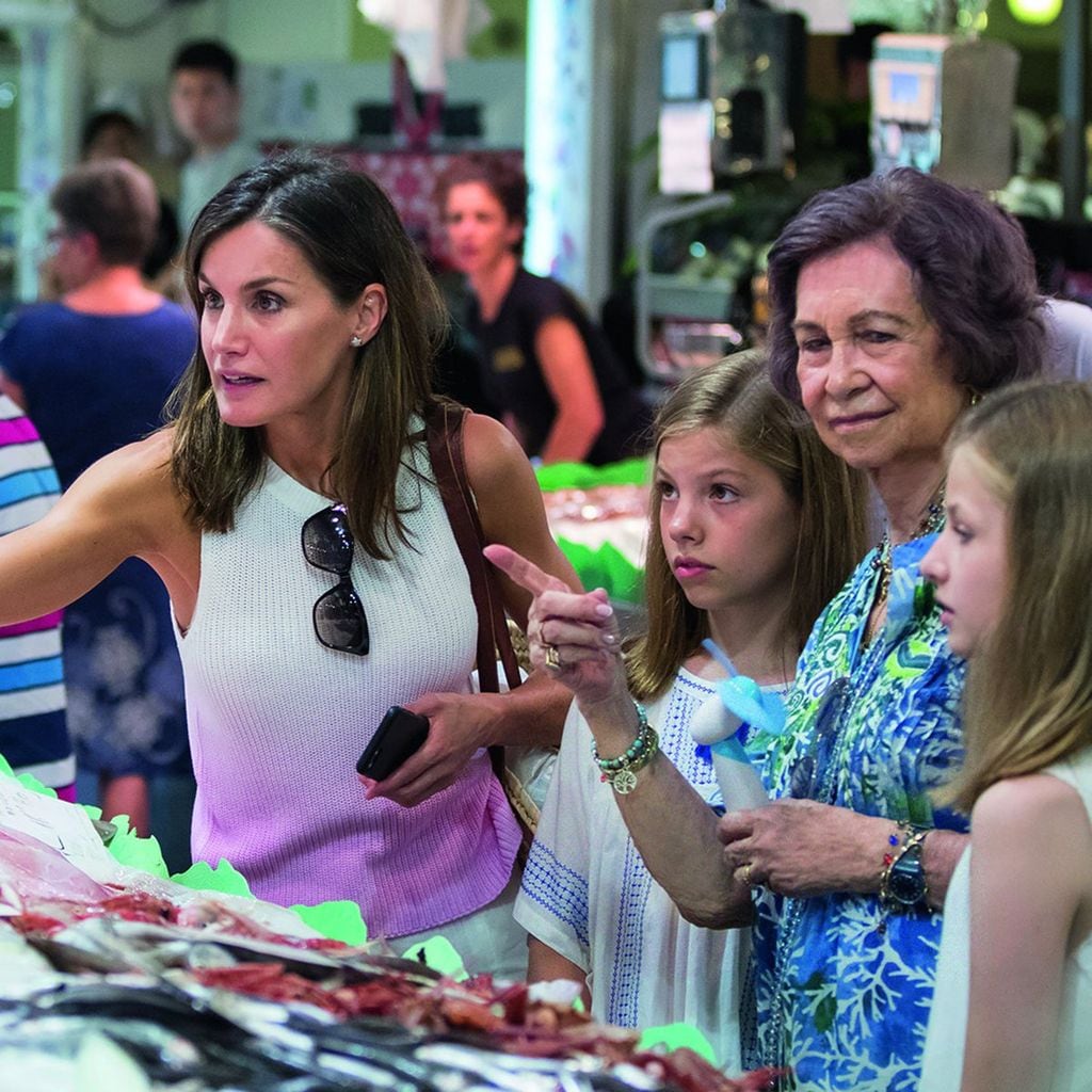 La reina Letizia y doña Sofia, con Leonor y Sofia paseando por el centro de la ciudad y en el mercado de abastos