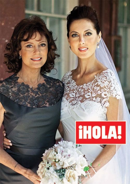 Eva llevó un vestido en seda satinada blanca con un lazo bajo en la parte de atrás, de Lela Rose, y Susan Sarandon, un traje en seda gris con el mismo encaje que el de la novia. Pese a su extraordinario parecido físico, la novia reconoce: "Mi madre y yo no creemos que nos parezcamos físicamente y no entendemos por qué todo el mundo nos dice que es así"