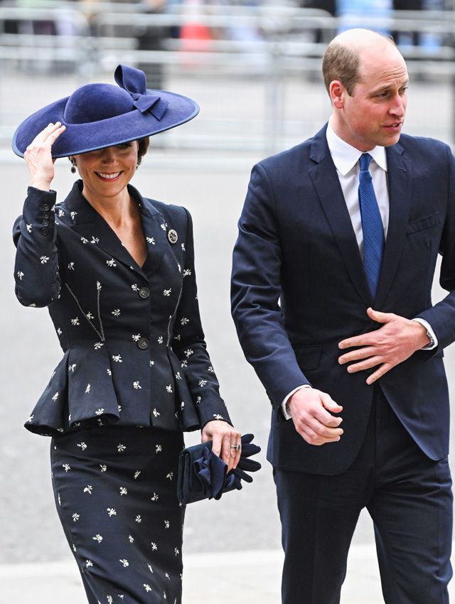 Kate Middleton estrena un traje victoriano con el broche Príncipe de Gales