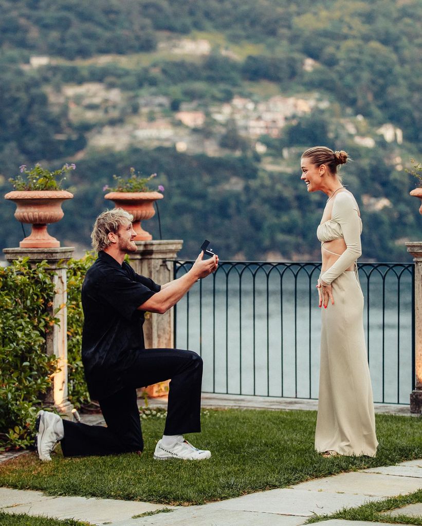 La pareja se comprometió en el Lago Como en julio de 2023, y lo compartieron con sus seguidores.