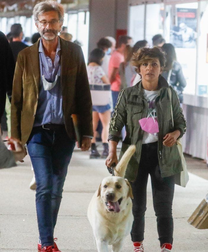 César Vidal y Sonsoles paseando al perro 