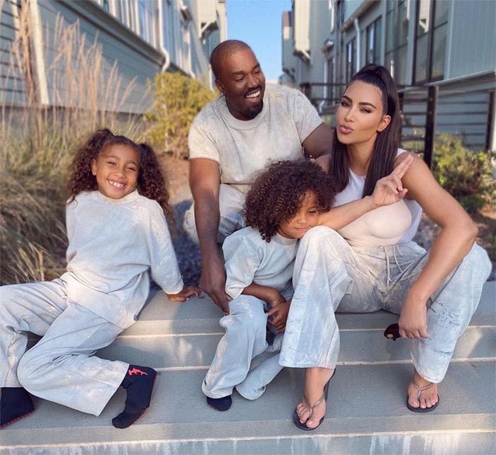 Kim Kardashian con su marido y dos de sus hijos