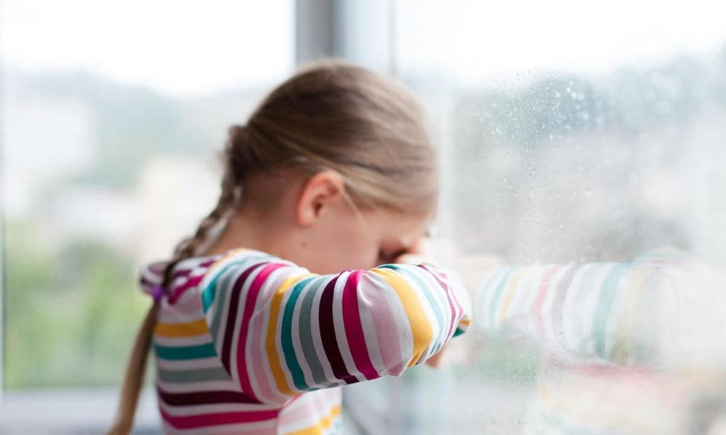 ni a triste apoyada en la ventana