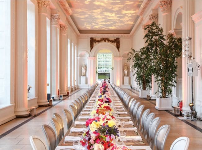 Muestra de la arquitectura del siglo XVIII y rodeado de los bellos jardines del Palacio de Kensington, The Orangery tiene techos altos y un espacio versatil tanto para oficiar la ceremonia civil como para banquetes nupciales -bien sea en mesas imperiales o en mesas redondas- pero además cuenta con la opción de instalar carpas en las terrazas y jardines para aumentar la capacidad © Hrp.org.uk
