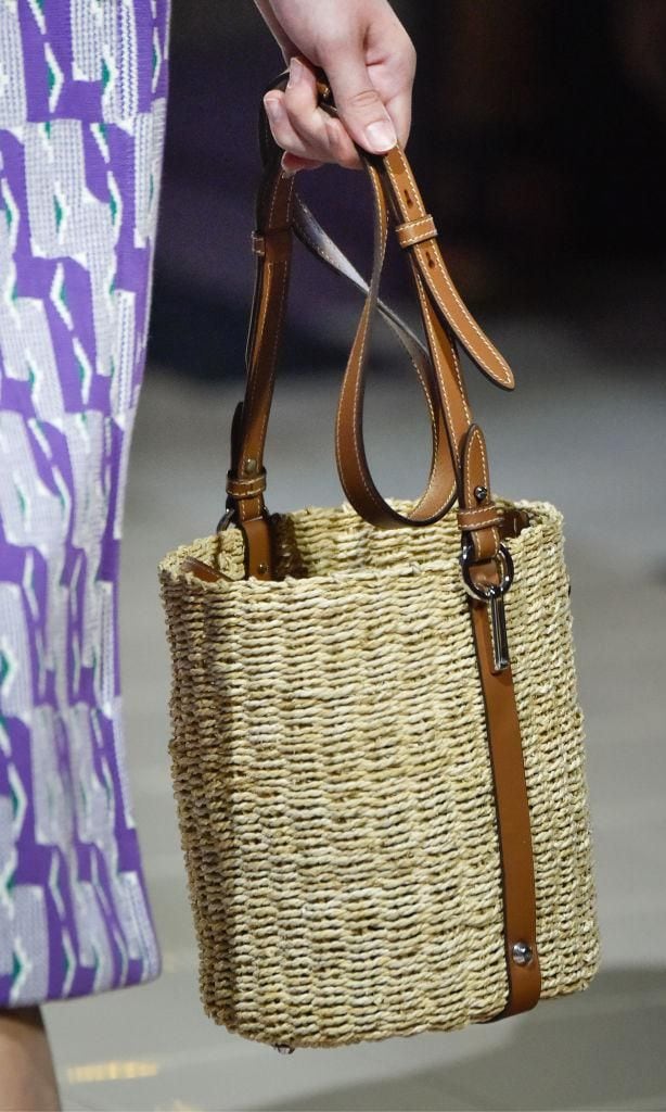 raffia bags vistas en pasarela