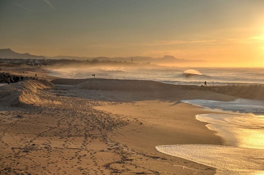 Surf al atardecer en las playas de Biarrtiz, Fancia