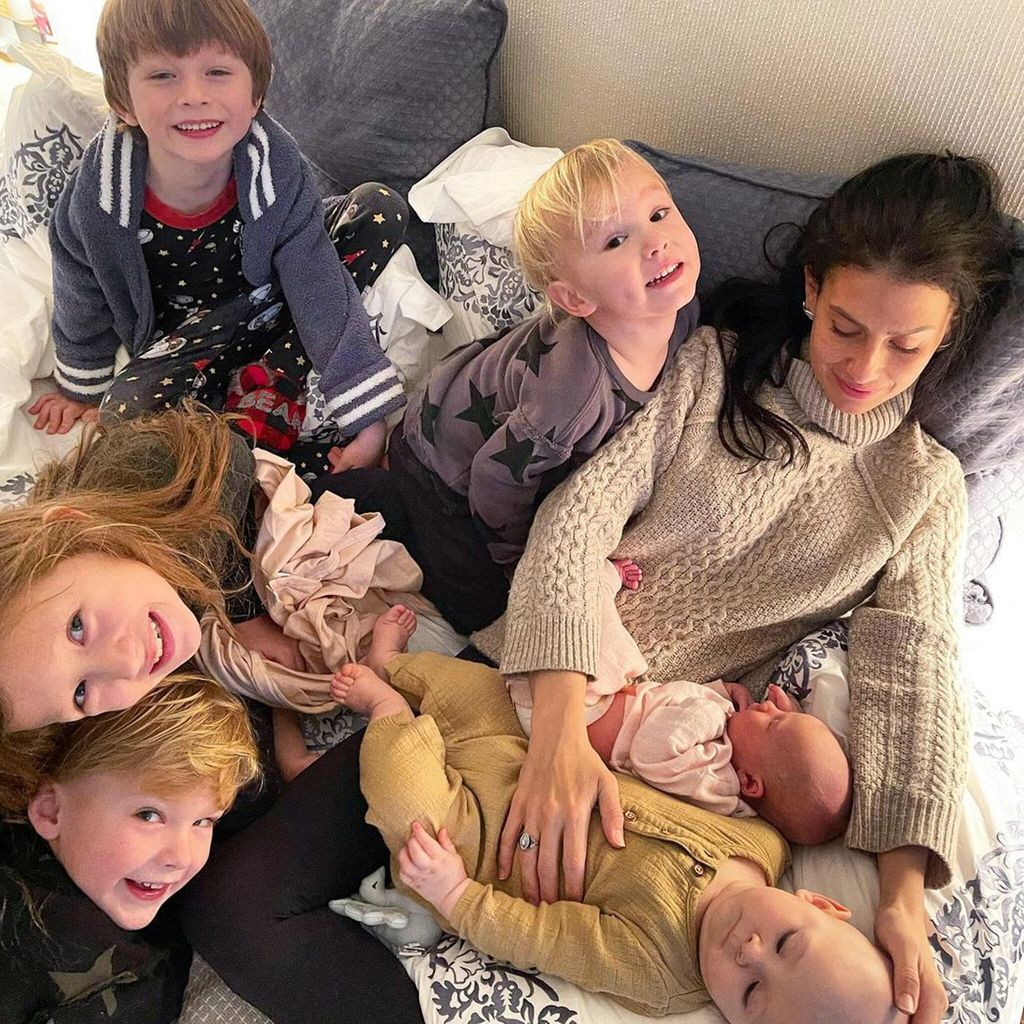 Alec e Hilaria Baldwin con sus hijos