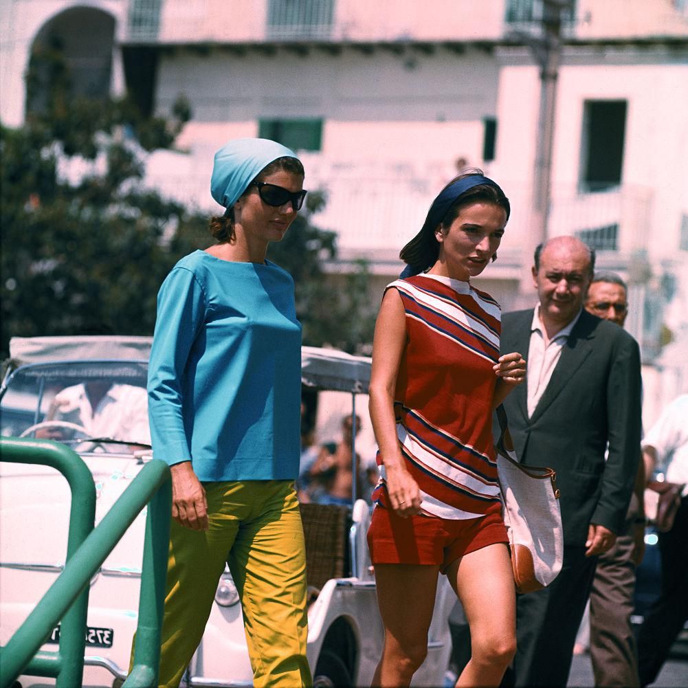 Jackie Kennedy caminando en verano