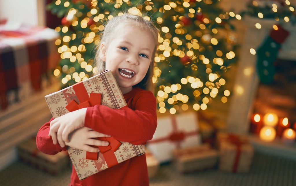 Niña feliz con un regalo de Navidad