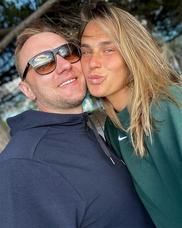 Aryna Sabalenka y Konstantin Koltsov posan muy cariñosos