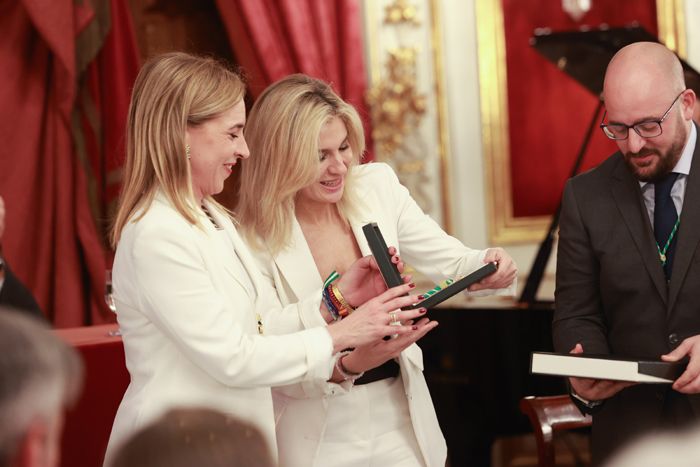 Sandra Golpe recibe la Medalla de la provincia de Cádiz