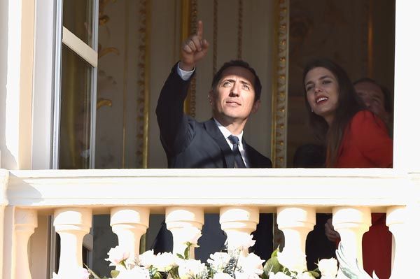 Gad Elmaleh se asomó por primera vez al balcón del Palacio Grimaldi el pasado 7 de enero, durante la presentación oficial de los mellizos Jacques y Gabriella
