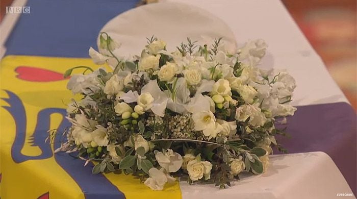 te la Reina tuvo un último gesto de amor al querer que una carta que ella misma escribió estuviera sobre el féretro, que estaba cubierto por el estandarte personal del Príncipe y su gorro naval además de por una corona blanca de flores como lirios, rosas o jazmín