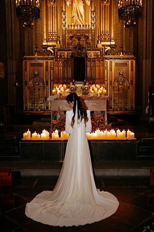 Vestido de novia con cola en la iglesia