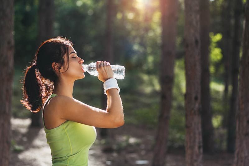 beber agua mujer