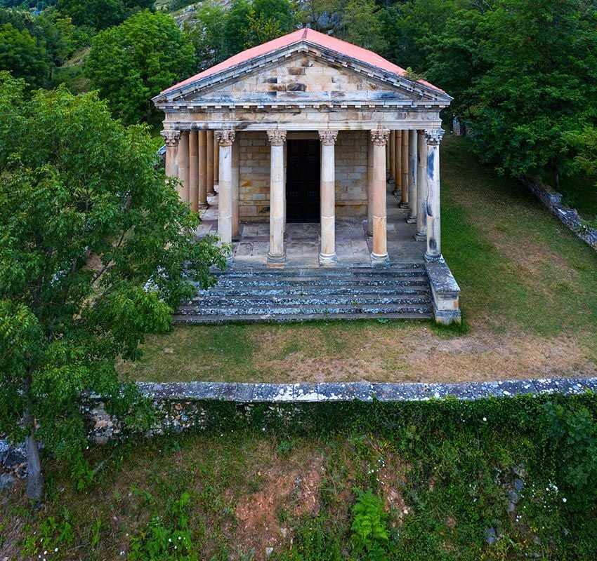 Iglesia que recuerda a la Grecia clásica en Cantabria, Arenas de Iguña