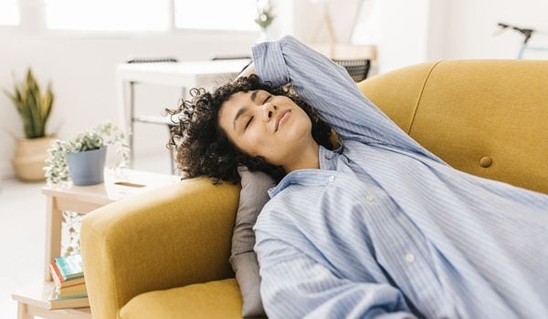 Mujer durmiendo en el sofá