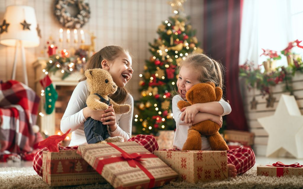 Niñas felices con sus regalos de Navidad