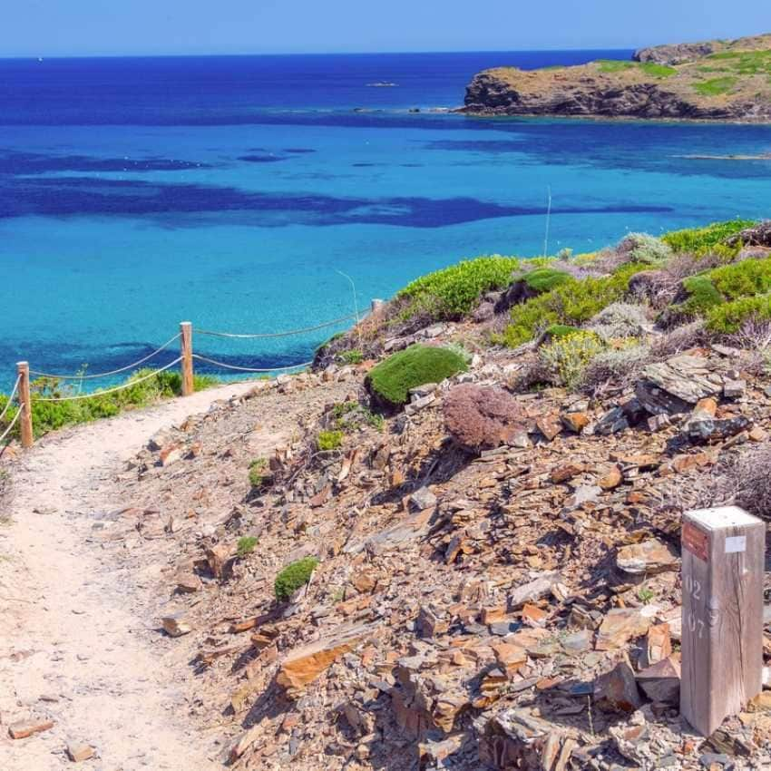 Tramo del Camí de Cavalls, una de las más reconocidas rutas senderistas de Menorca.