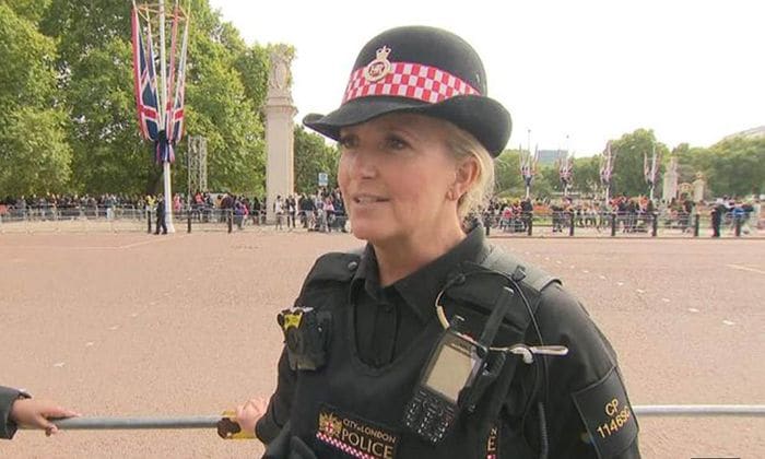 Penny Lancaster en el funeral de Isabel II trabajando como policía