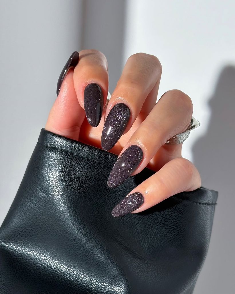 Manicura negra con brillo