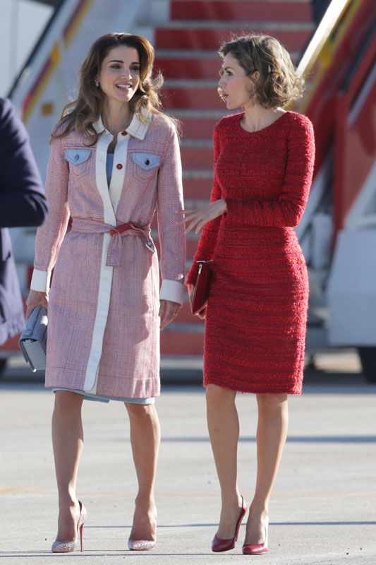 Doña Letizia y la reina Rania han protagonizado un encuentro muy esperado, ambas sinónimo de elegancia, han lucido cada una a su estilo. La Reina con un vestido en rojo de su diseñador de cabecera, Felipe Varela, mientras que la soberana hachemita ha combiando tonos pastel y zapatos de "animal print"
