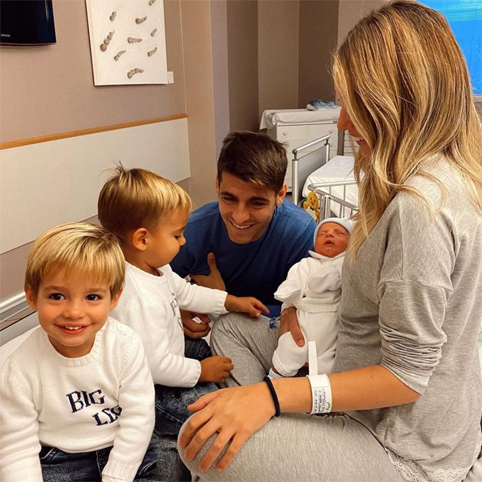 Alice Campello y Álvaro Morata con sus tres hijos