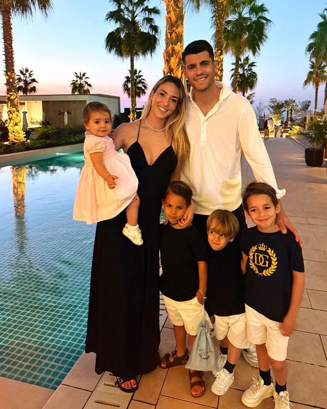 Alice Campello con Álvaro Morata y sus cuatro hijos