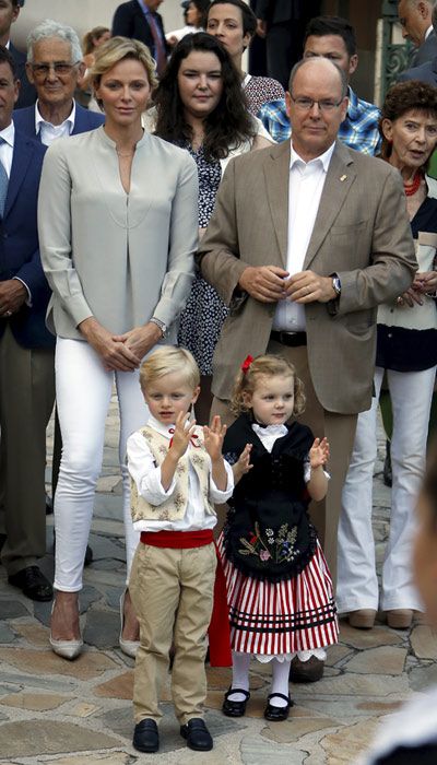 Alberto y Charlene de Mónaco con sus hijos