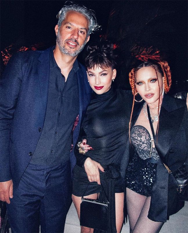 El escritor Guy Oseary, Úrsula Corberó y Madonna.