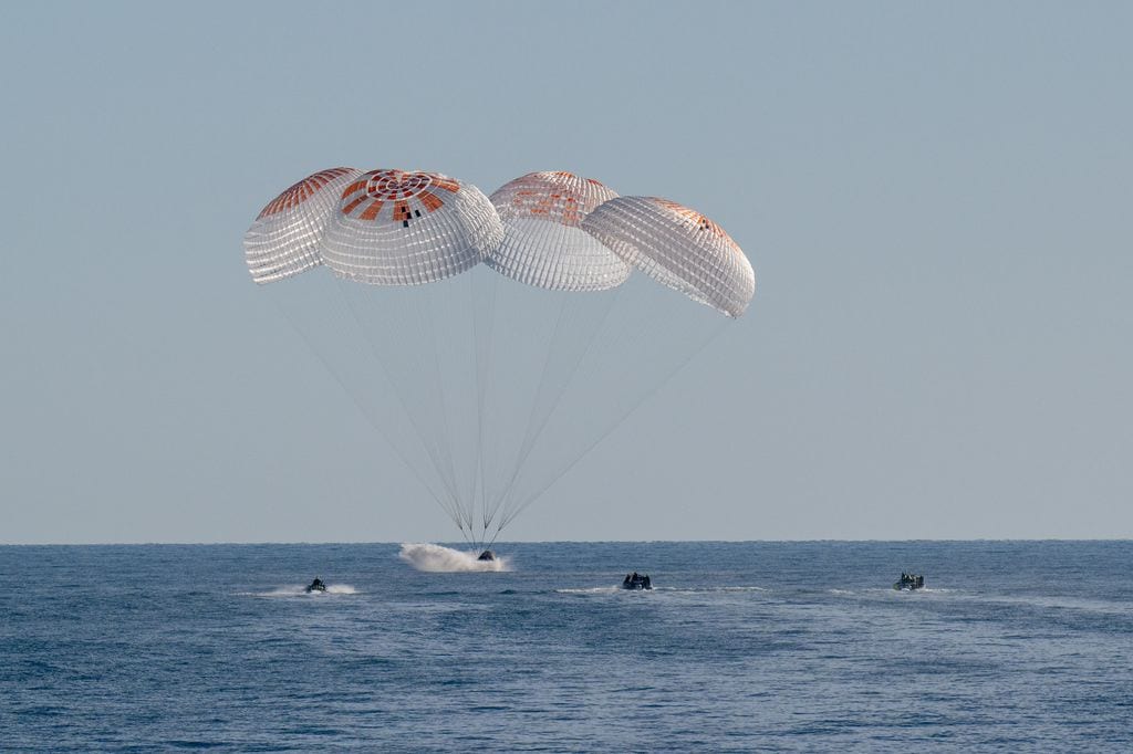 El momento en que los astronautas llegaron de regreso a la tierra en Florida