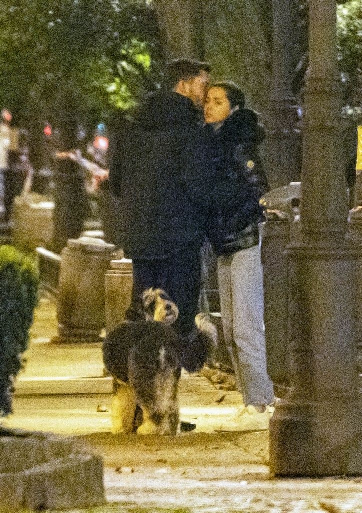 Ana de Armas y su novio, Manuel Anido, pasean con su mascota y demuestran su amor por las calles de Madrid.