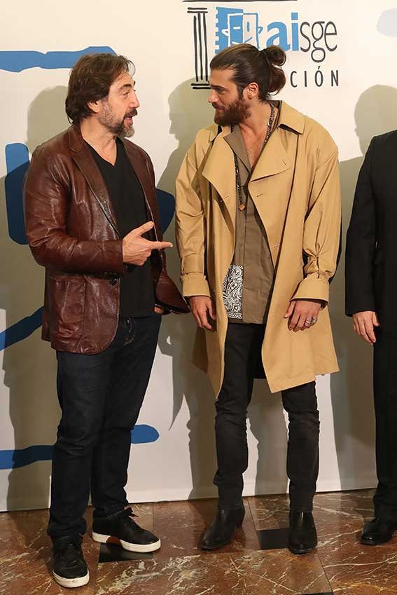 Can Yaman y Javier Bardem sonriendo en su encuentro frente a los medios