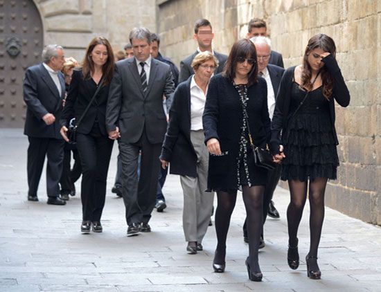 La ceremonia ha contado con la presencia de la viuda de Vilanova, Montse Chaure, sus hijos, Carlota y Adrià, así como sus padres y su hermano, entre otros familiares