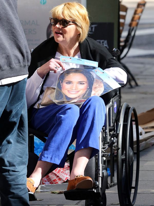 Samantha Markle con una imagen de Meghan en Londres