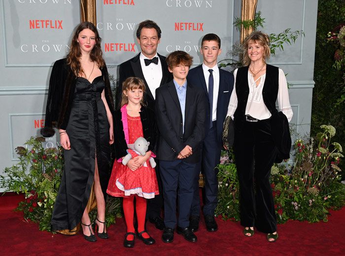 Dominic West  con su familia en el estreno de The Crown 