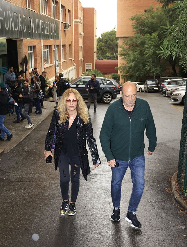 Belén Rodríguez saliendo del hospital donde está ingresada María Teresa Campos