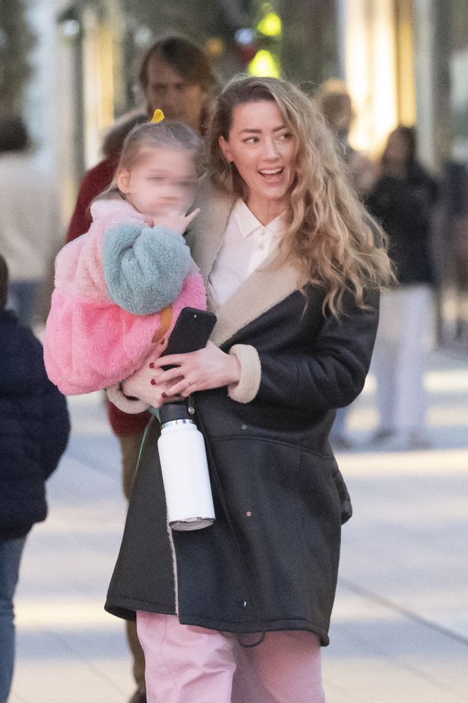 Photo © 2024 G3/The Grosby Group

EXCLUSIVE

12/7/24

Amber Heard walks through Madrid with her three-year-old daughter Oonagh after confirming she is expecting another baby.***

Amber Heard camina por Madrid con su hija Oonagh, de tres años, tras confirmar que tendrá otro bebé.