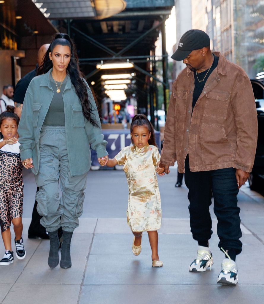  Kim Kardashian  y Kanye West  con su hija