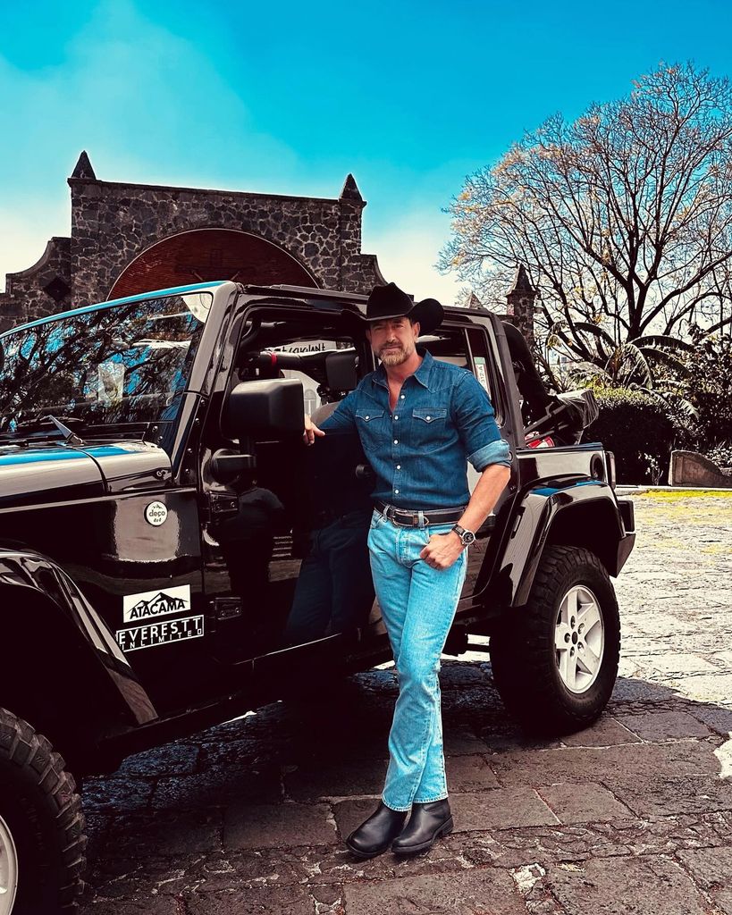 Vestido con un atuendo vaquero, Gabriel Soto regresa a las telenovelas tras un año complicado Soto presentó a Oscar León, su nuevo personaje en la pantalla chica.