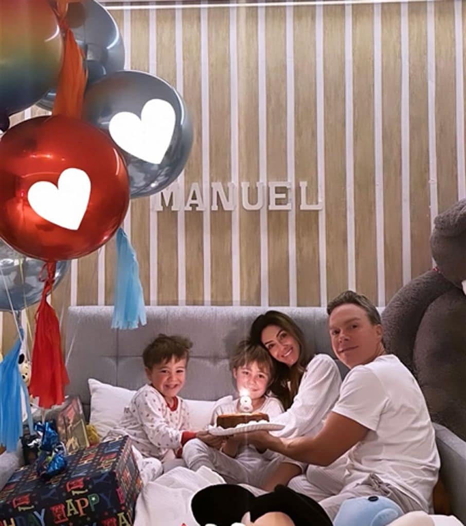 La familia despertó a Manu con Las Mañanitas y le llevó un pastel, globos y regalos a la cama.