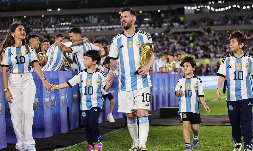 lionel messi en su regreso a las canchas de argentina tras ganar el mundial