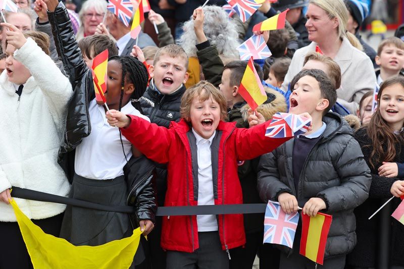 Niños ingleses aclamando a doña Letizia