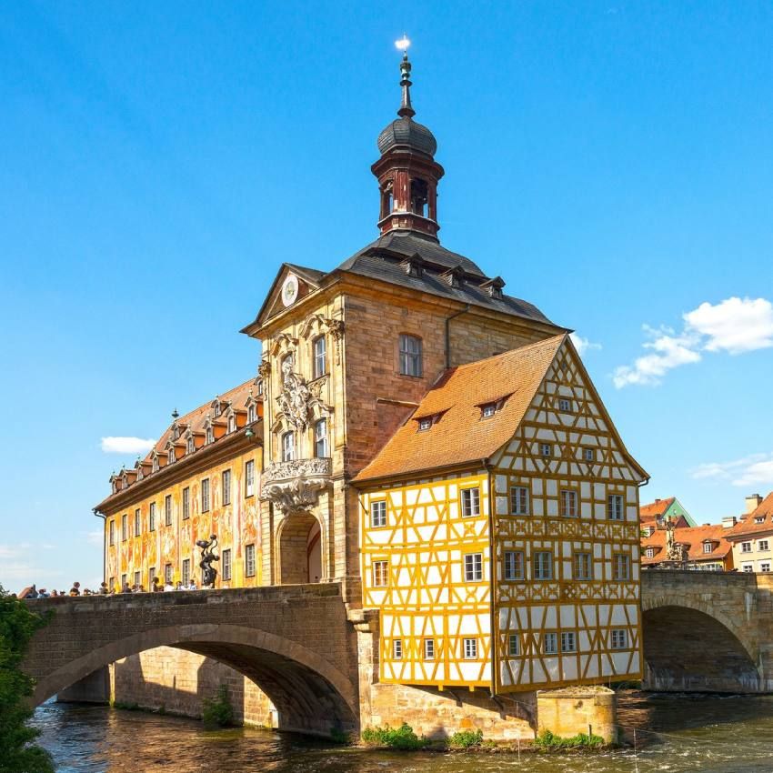 ayuntamiento medieval y puente en la ciudad alemana de bamberg