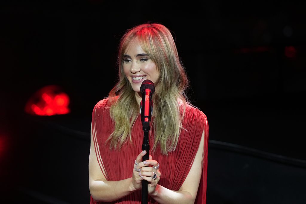 Suki Waterhouse con look rojo en Nueva York