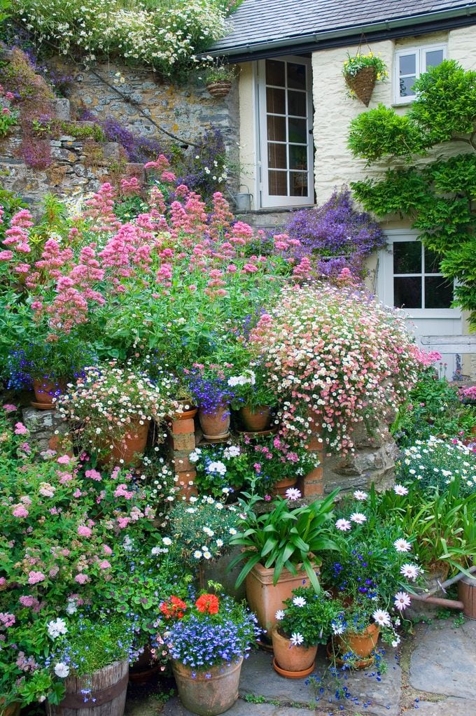 Jardineras escalonadas en un jardín en la época estival