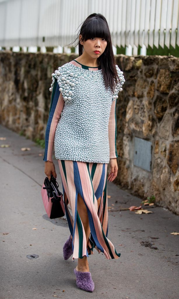 la fashion blogger susie lau con la tendencia de zapatos felpudos