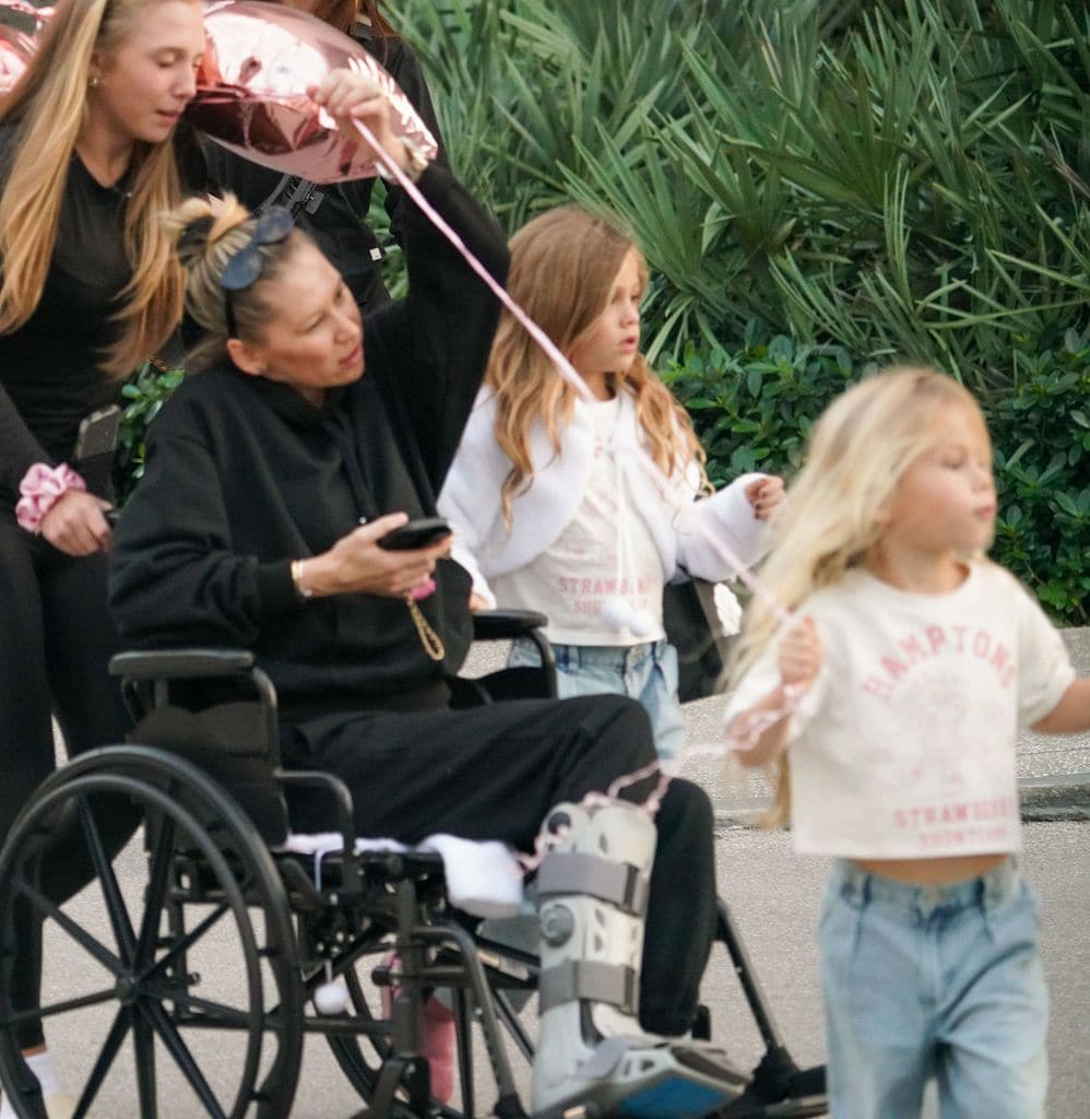 Photo © 2025 Luis Fernandez/The Grosby Group</p>
<p>EXCLUSIVE</p>
<p>Miami Beach, January 25, 2025</p>
<p>Rarely seen in public, Anna Kournikova was out shopping at the Bal Harbour mall in spite of being in a wheelchair and wearing an orthopedic boot due to a possible foot injury. The former tennis champion and partner of singer, Enrique Iglesias, was with the couple's two daughters and a small entourage.***</p>
<p>Rara vez vista en público, Anna Kournikova estuvo de compras en el centro comercial Bal Harbour a pesar de estar en silla de ruedas y usar una bota ortopédica debido a una posible lesión en el pie. La extenista y pareja del cantante Enrique Iglesias, estaba acompañada por sus dos hijas y un pequeño grupo de personas.