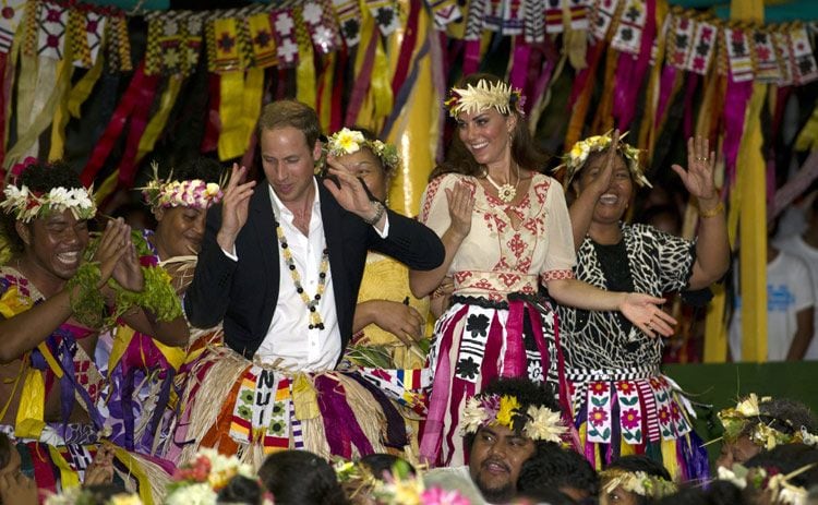 En septiembre de 2012, la pareja hizo un viaje oficial Asia Pacífico en el que demostró que como buenos Windsor no dudan en mover las caderas y unirse a las danzas tradicionales, como esta en Tuvalu, un país insular perteneciente a la región de la Polinesia
