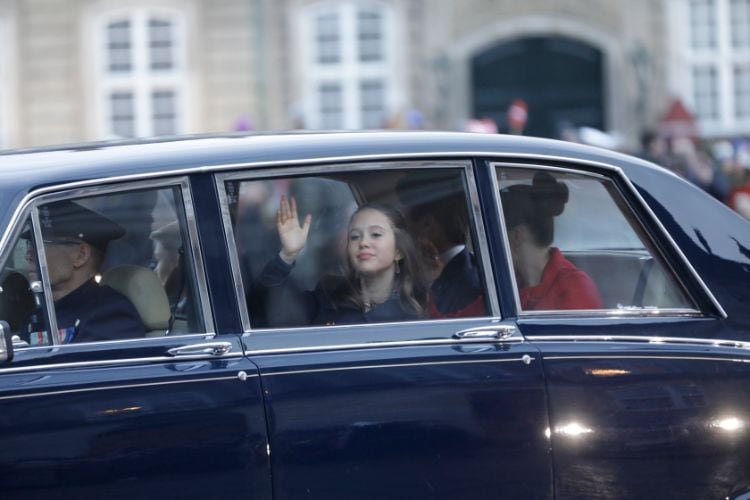 Josephine de Dinamarca saludando en el coche tras la proclamación